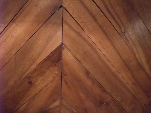 Parquet en pointe de Hongrie en noyer du XVIIIe Parquet en pointe de Hongrie en noyer du XVIIIe