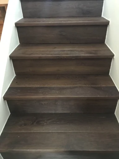 Escalier recouvert en chêne neuf vielli Escalier recouvert en chêne neuf vielli