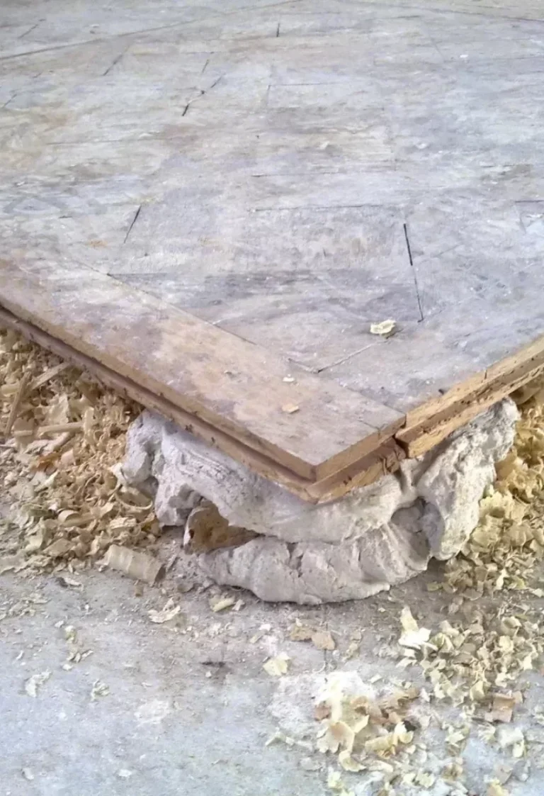 Pose traditionnelle avec mise à niveau de parquet de Versailles Pose traditionnelle avec mise à niveau de parquet de Versailles