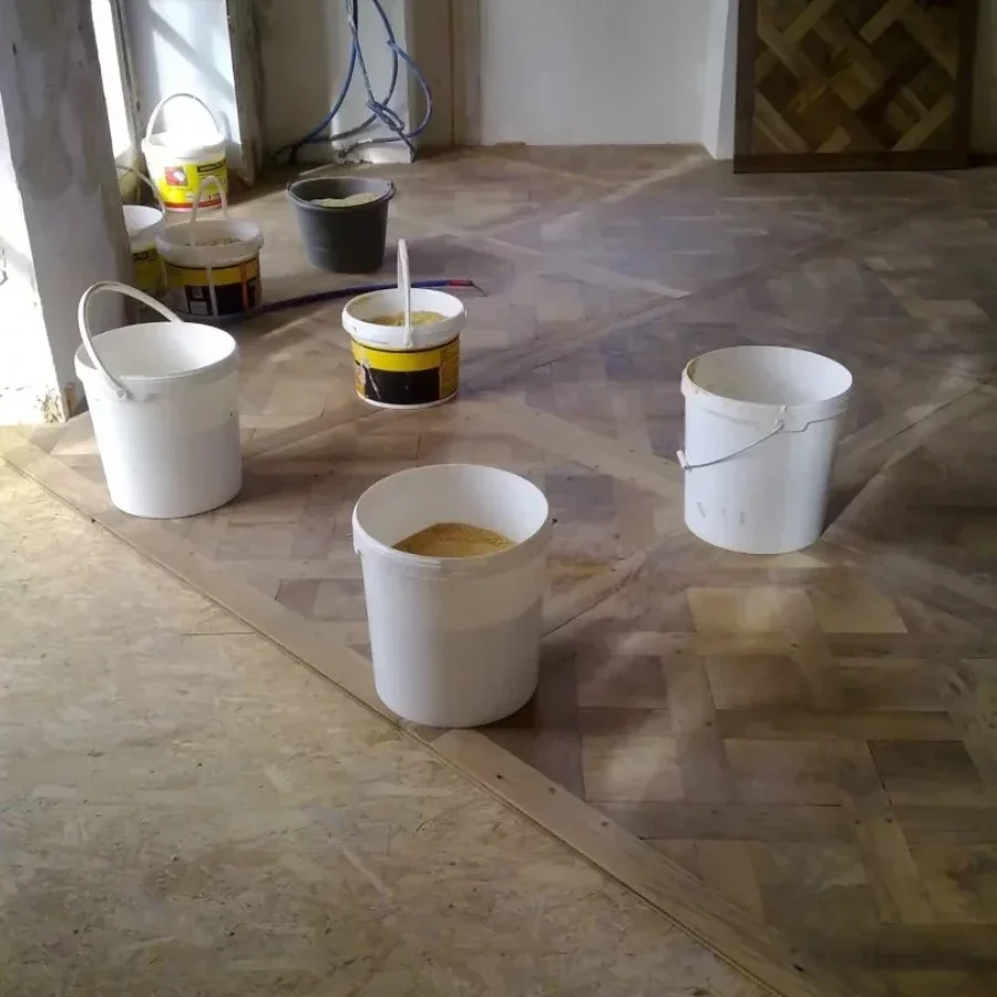 Parquet de Versailles en cours de pose sur une sous couche OSB Rémy Motte Parquet de Versailles en cours de pose sur une sous couche OSB Rémy Motte
